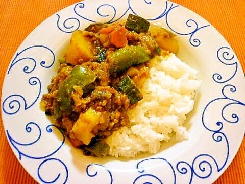 市販のルーを使わない！夏野菜たっぷりの水無しカレー